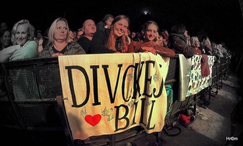 Divokej Bill Doma: V Úvalech zahrál sousedům a kamarádům, vystoupili i Medvěd 009 a Tereza Balonová