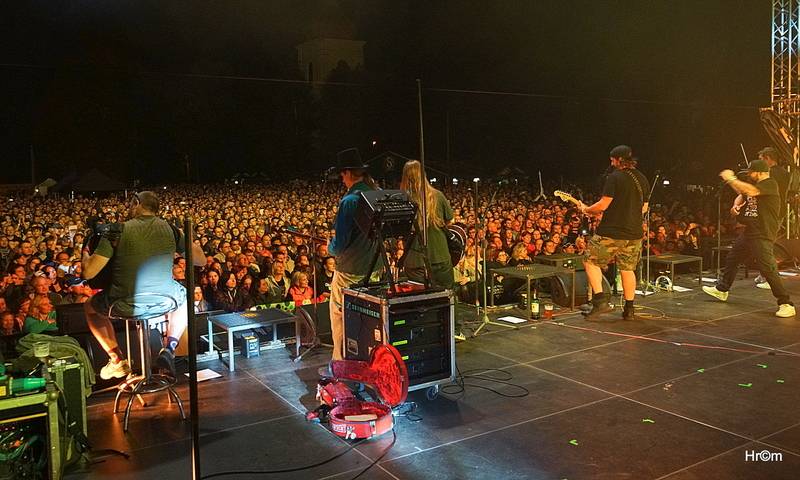 Divokej Bill Doma: V Úvalech zahrál sousedům a kamarádům, vystoupili i Medvěd 009 a Tereza Balonová