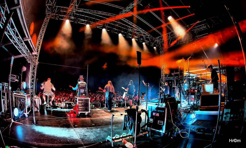 Divokej Bill Doma: V Úvalech zahrál sousedům a kamarádům, vystoupili i Medvěd 009 a Tereza Balonová