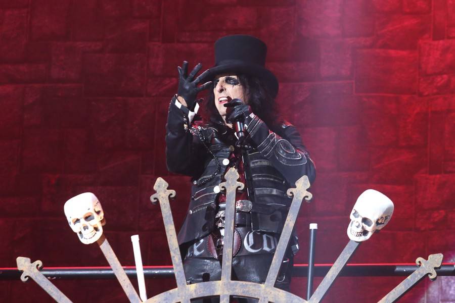 Alice Cooper v Bratislavě: Středověký hrad, poprava gilotinou i svěrací kazajka