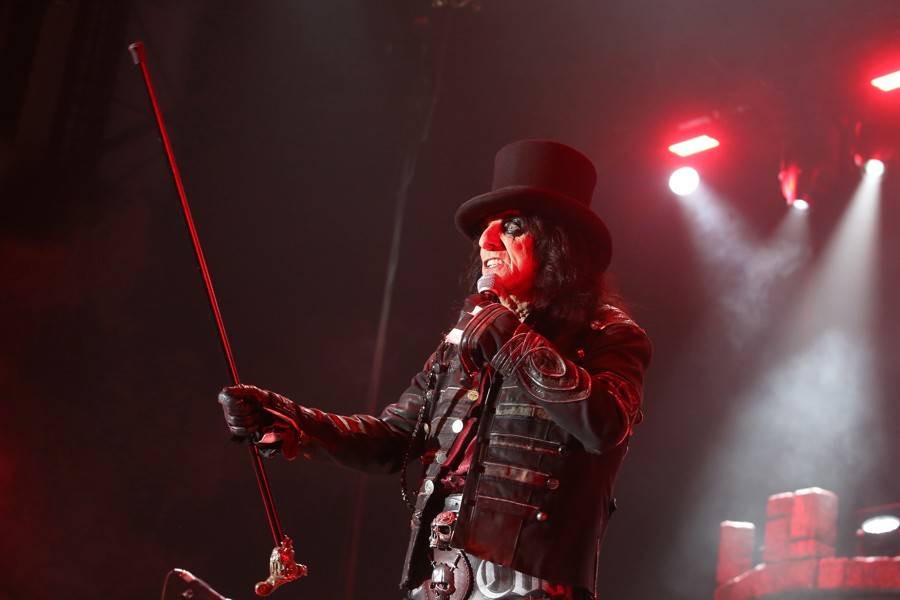 Alice Cooper v Bratislavě: Středověký hrad, poprava gilotinou i svěrací kazajka