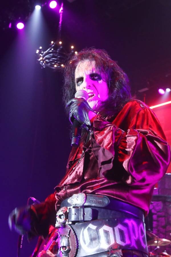 Alice Cooper v Bratislavě: Středověký hrad, poprava gilotinou i svěrací kazajka