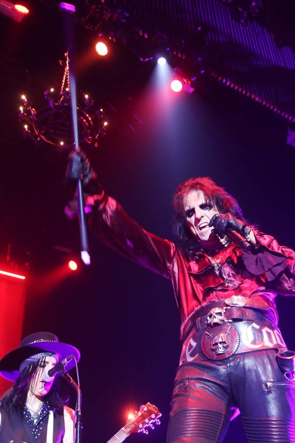 Alice Cooper v Bratislavě: Středověký hrad, poprava gilotinou i svěrací kazajka