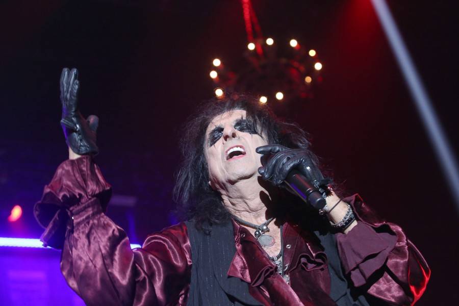 Alice Cooper v Bratislavě: Středověký hrad, poprava gilotinou i svěrací kazajka