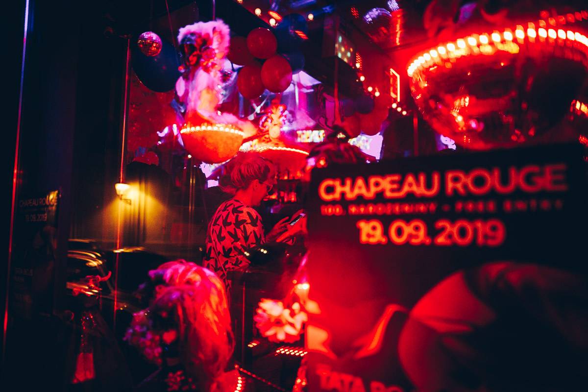 Klub Chapeau Rouge oslavil sté narozeniny. Po tradičním průvodu zahráli Tata Bojs, Mucha nebo I Love You Honey Bunny