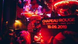 Klub Chapeau Rouge oslavil sté narozeniny. Po tradičním průvodu zahráli Tata Bojs, Mucha nebo I Love You Honey Bunny