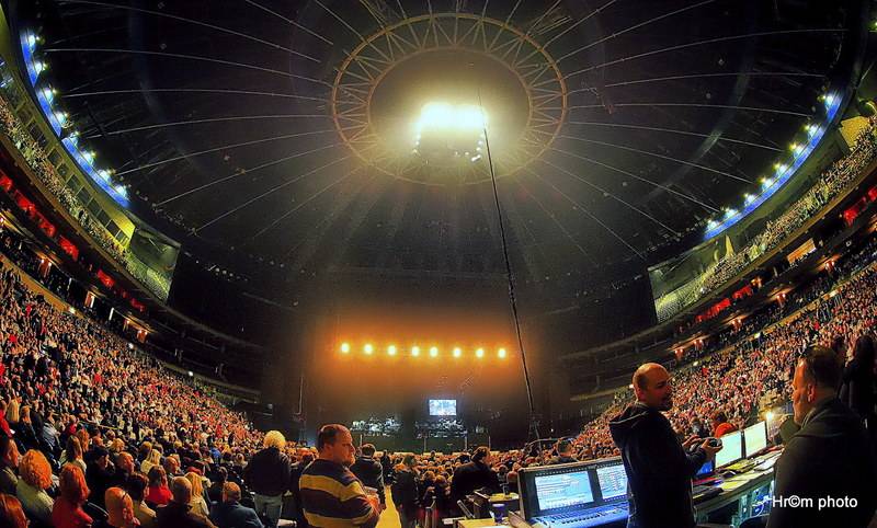 Jiří Korn v O2 areně létal vysoko nad pódiem i překládal do znakové řeči. Gratulovali mu Dasha nebo Vilém Čok