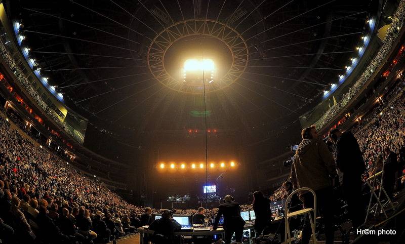 Jiří Korn v O2 areně létal vysoko nad pódiem i překládal do znakové řeči. Gratulovali mu Dasha nebo Vilém Čok