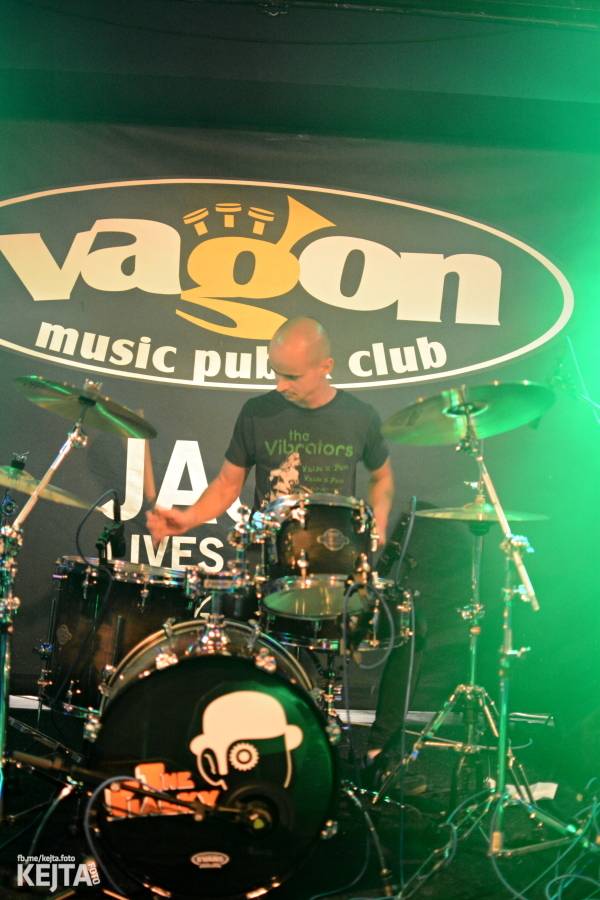 Pogo, punk a rock'n'roll: The Fialky a N.V.Ú. ve Vagonu