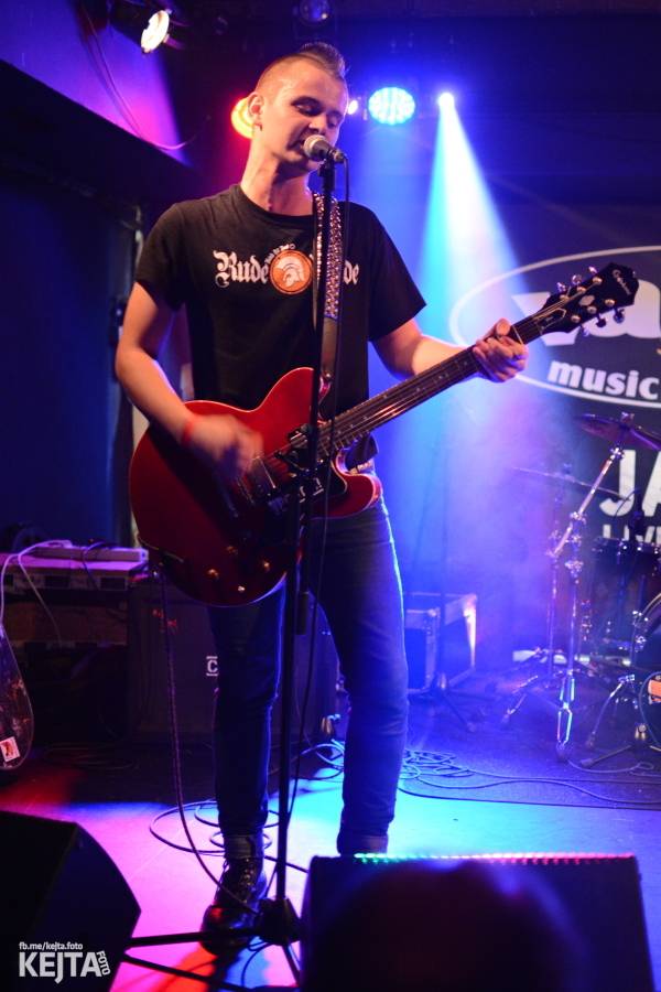 Pogo, punk a rock'n'roll: The Fialky a N.V.Ú. ve Vagonu