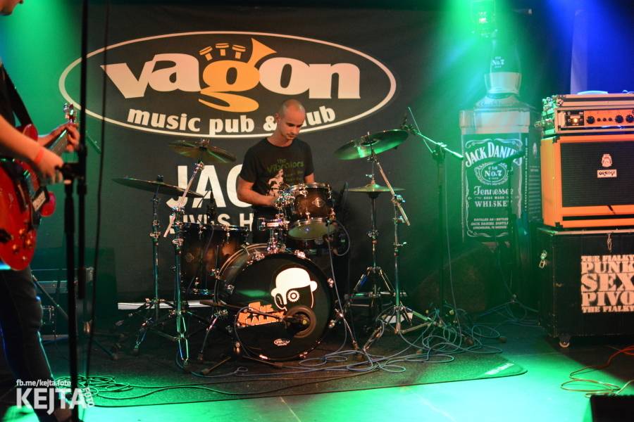 Pogo, punk a rock'n'roll: The Fialky a N.V.Ú. ve Vagonu