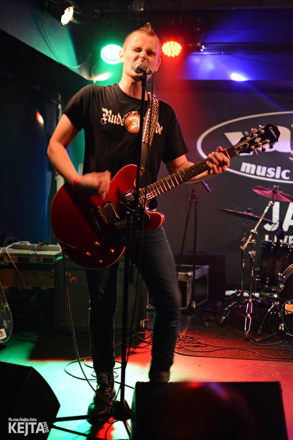 Pogo, punk a rock'n'roll: The Fialky a N.V.Ú. ve Vagonu