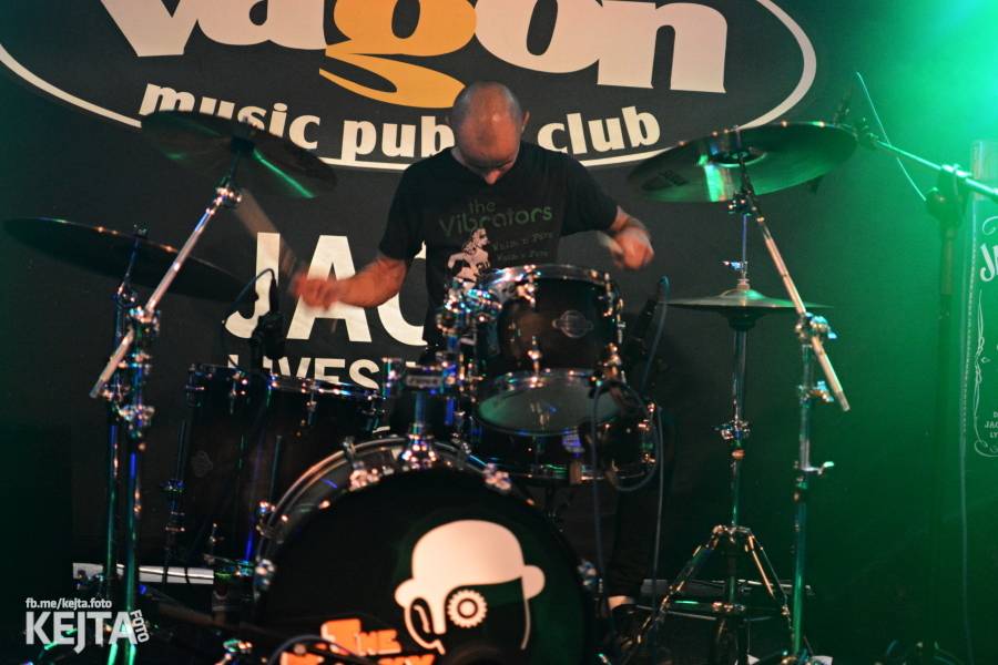 Pogo, punk a rock'n'roll: The Fialky a N.V.Ú. ve Vagonu