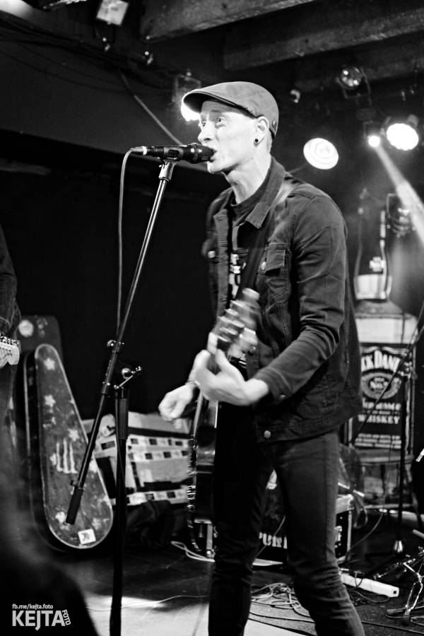 Pogo, punk a rock'n'roll: The Fialky a N.V.Ú. ve Vagonu