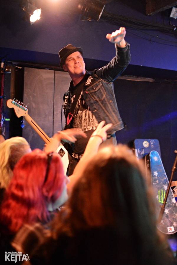 Pogo, punk a rock'n'roll: The Fialky a N.V.Ú. ve Vagonu