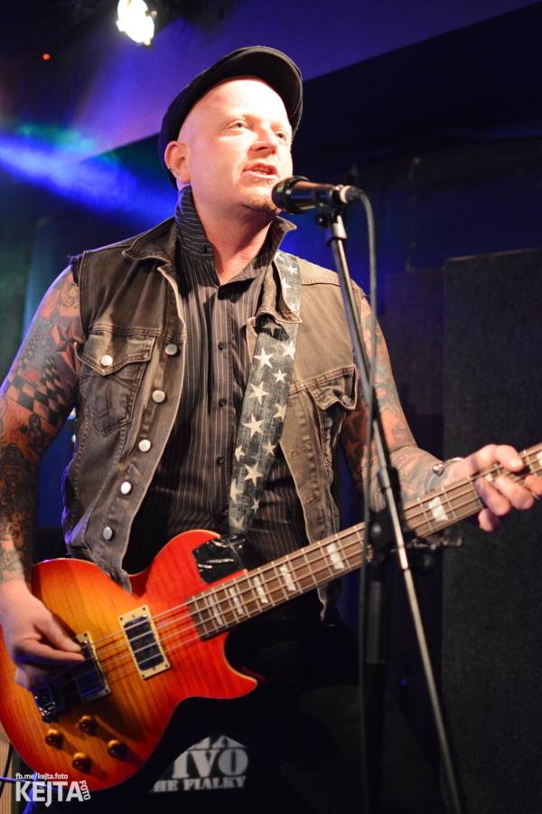 Pogo, punk a rock'n'roll: The Fialky a N.V.Ú. ve Vagonu