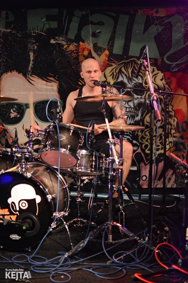 Pogo, punk a rock'n'roll: The Fialky a N.V.Ú. ve Vagonu