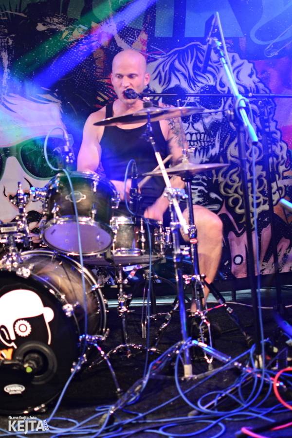 Pogo, punk a rock'n'roll: The Fialky a N.V.Ú. ve Vagonu