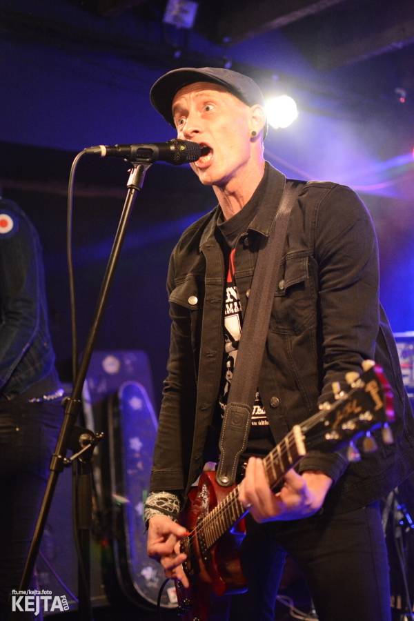 Pogo, punk a rock'n'roll: The Fialky a N.V.Ú. ve Vagonu