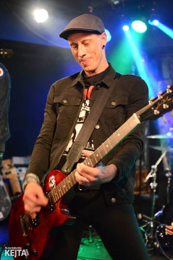 Pogo, punk a rock'n'roll: The Fialky a N.V.Ú. ve Vagonu