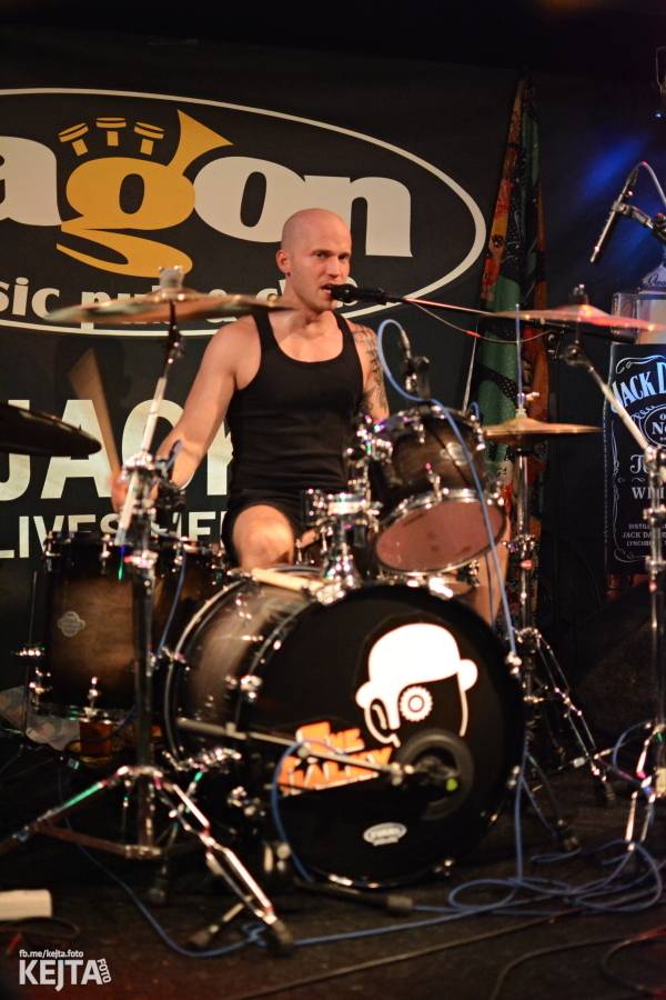 Pogo, punk a rock'n'roll: The Fialky a N.V.Ú. ve Vagonu