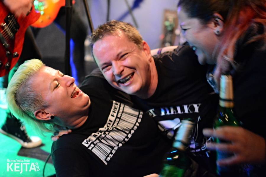 Pogo, punk a rock'n'roll: The Fialky a N.V.Ú. ve Vagonu