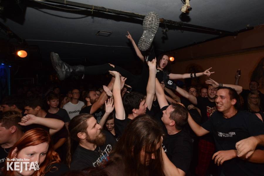 Pogo, punk a rock'n'roll: The Fialky a N.V.Ú. ve Vagonu