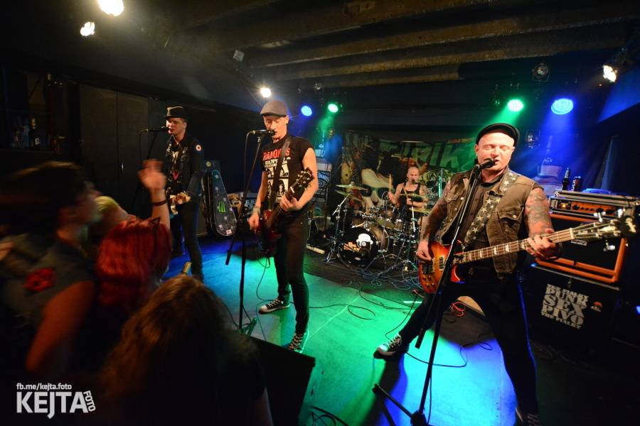 Pogo, punk a rock'n'roll: The Fialky a N.V.Ú. ve Vagonu