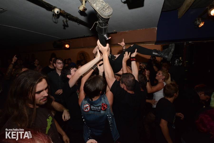 Pogo, punk a rock'n'roll: The Fialky a N.V.Ú. ve Vagonu