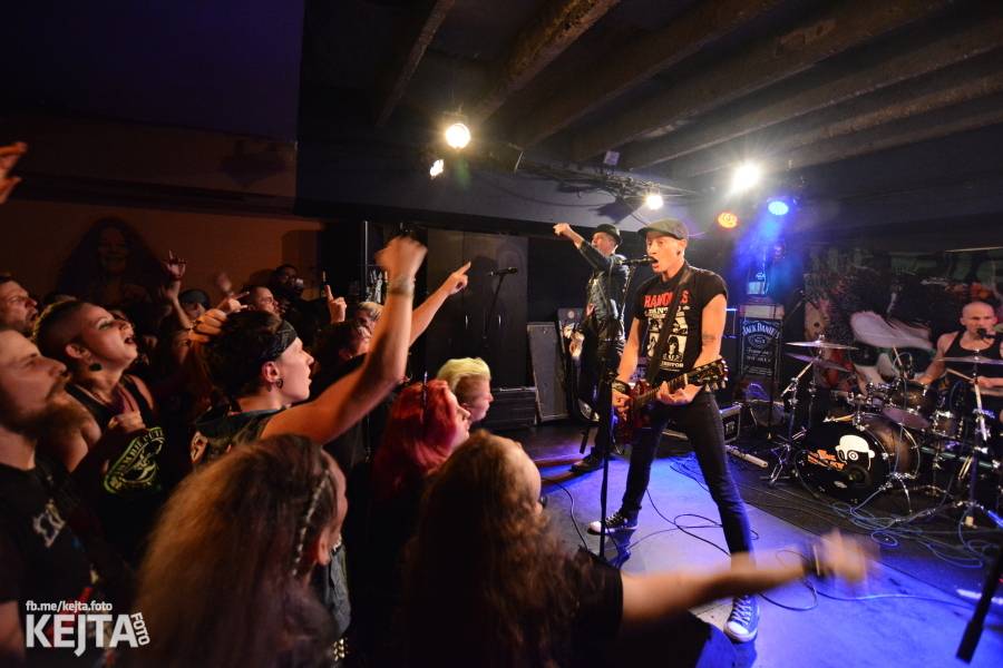 Pogo, punk a rock'n'roll: The Fialky a N.V.Ú. ve Vagonu