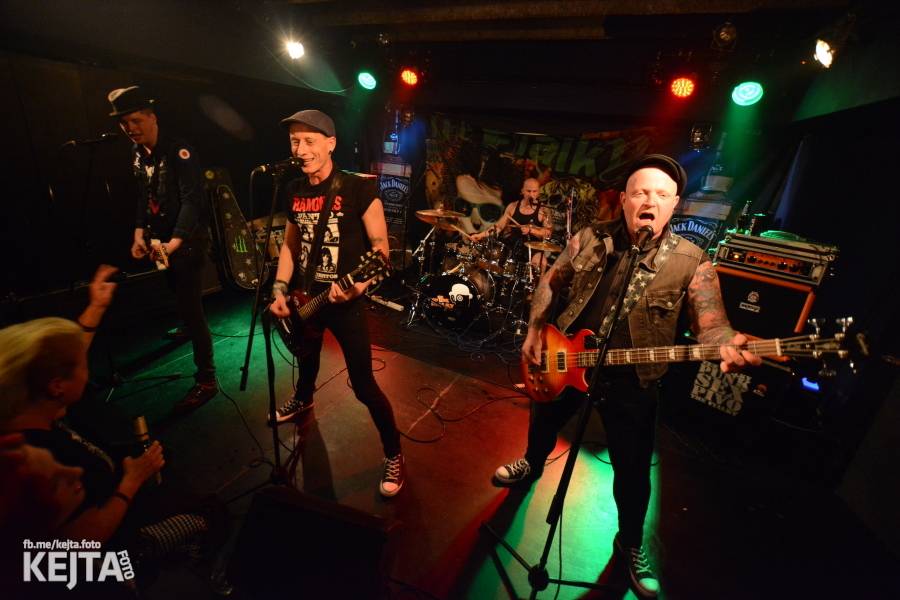 Pogo, punk a rock'n'roll: The Fialky a N.V.Ú. ve Vagonu