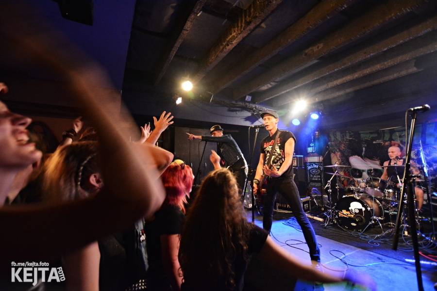 Pogo, punk a rock'n'roll: The Fialky a N.V.Ú. ve Vagonu