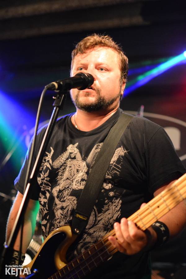 Pogo, punk a rock'n'roll: The Fialky a N.V.Ú. ve Vagonu