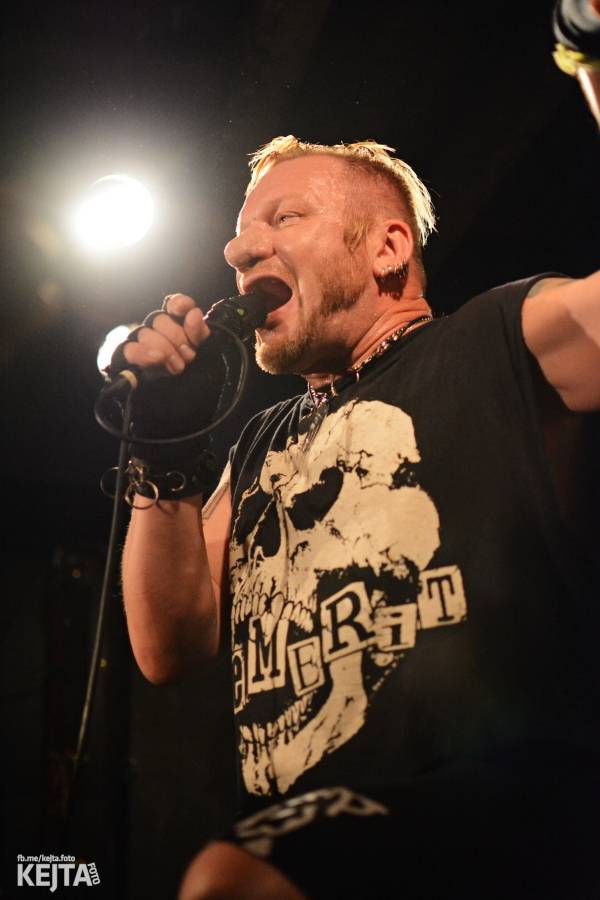 Pogo, punk a rock'n'roll: The Fialky a N.V.Ú. ve Vagonu