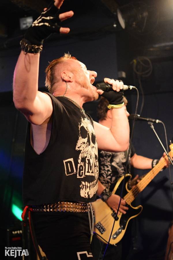 Pogo, punk a rock'n'roll: The Fialky a N.V.Ú. ve Vagonu