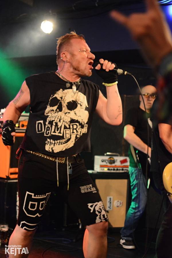 Pogo, punk a rock'n'roll: The Fialky a N.V.Ú. ve Vagonu