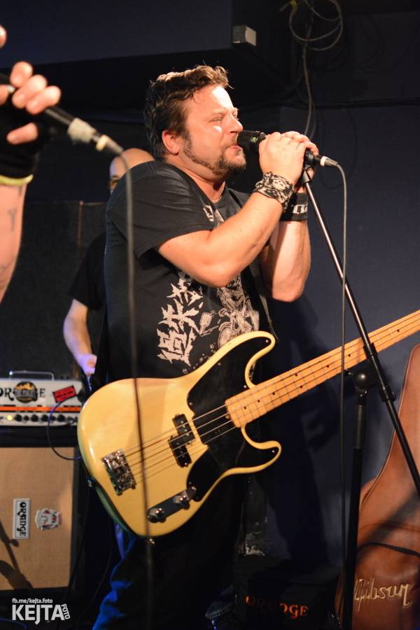 Pogo, punk a rock'n'roll: The Fialky a N.V.Ú. ve Vagonu