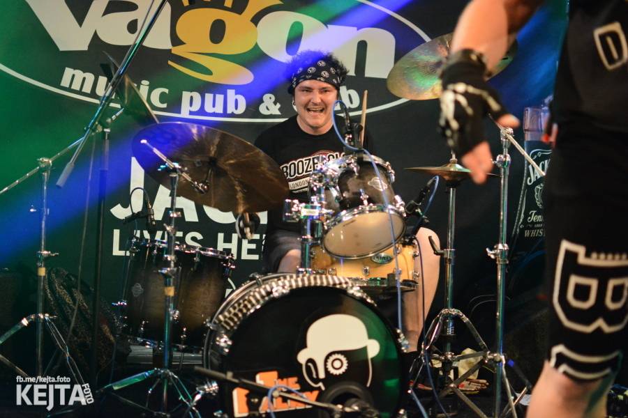 Pogo, punk a rock'n'roll: The Fialky a N.V.Ú. ve Vagonu