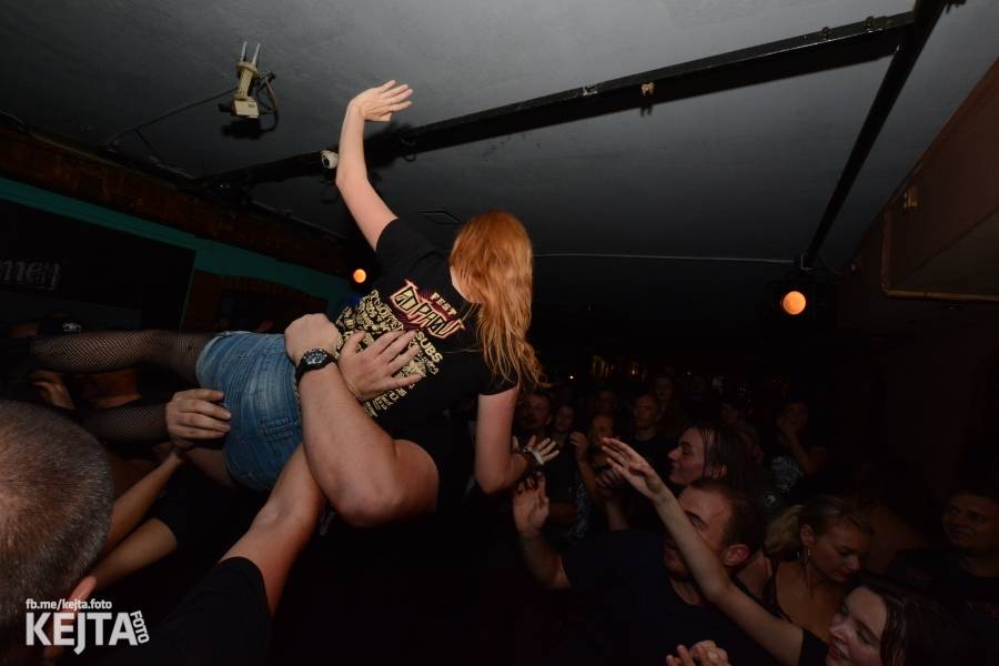 Pogo, punk a rock'n'roll: The Fialky a N.V.Ú. ve Vagonu