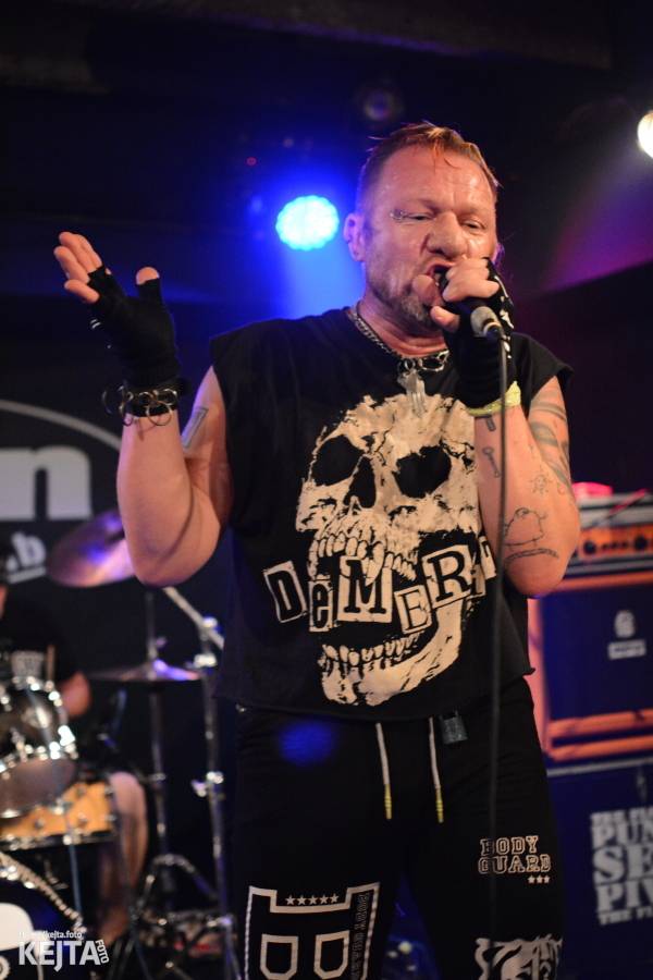 Pogo, punk a rock'n'roll: The Fialky a N.V.Ú. ve Vagonu