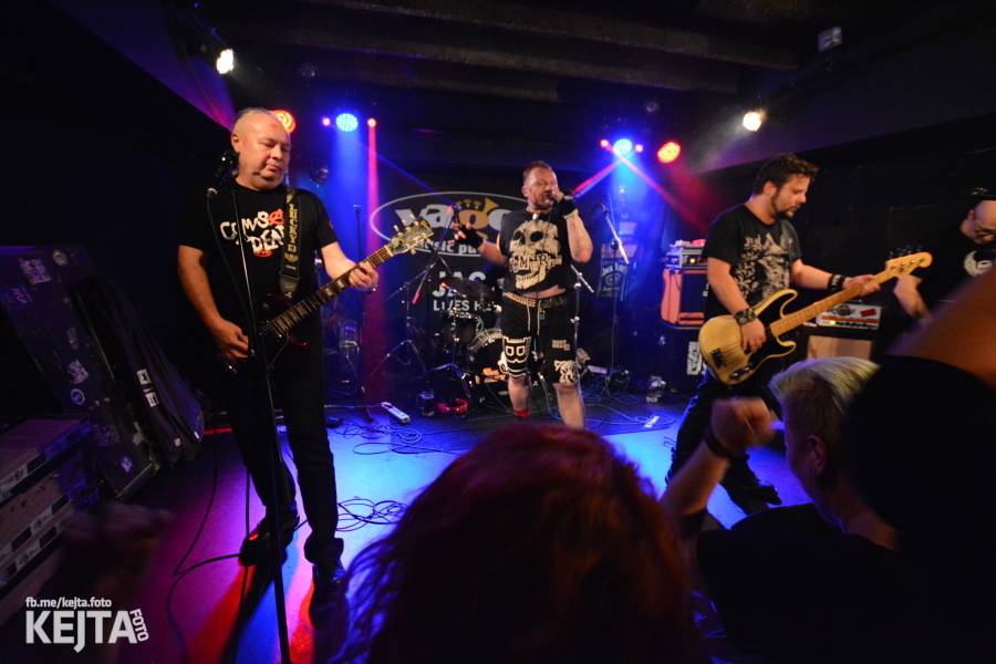 Pogo, punk a rock'n'roll: The Fialky a N.V.Ú. ve Vagonu