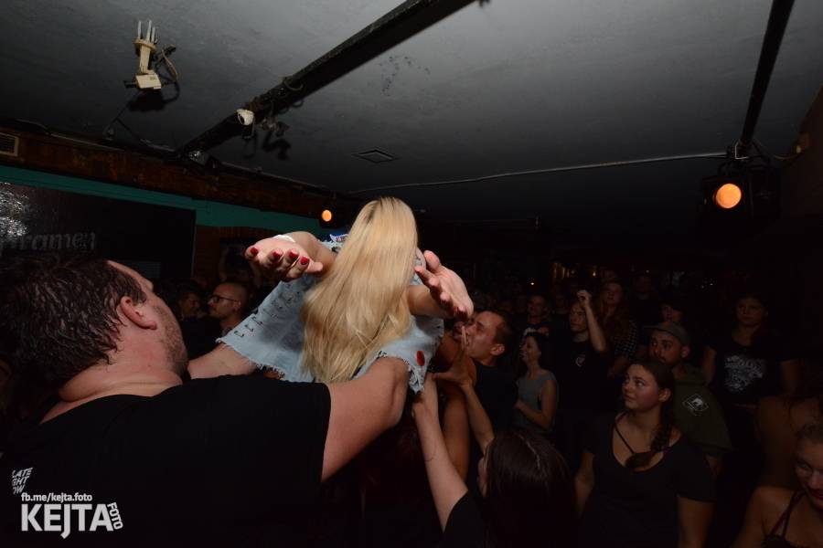 Pogo, punk a rock'n'roll: The Fialky a N.V.Ú. ve Vagonu