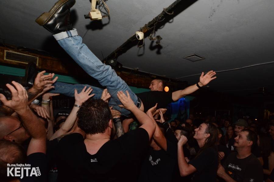 Pogo, punk a rock'n'roll: The Fialky a N.V.Ú. ve Vagonu