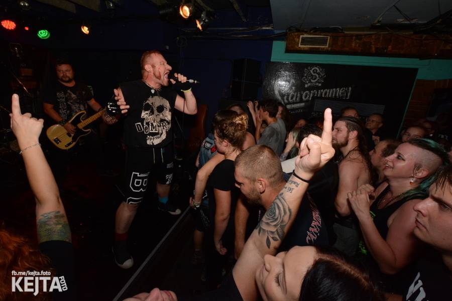 Pogo, punk a rock'n'roll: The Fialky a N.V.Ú. ve Vagonu