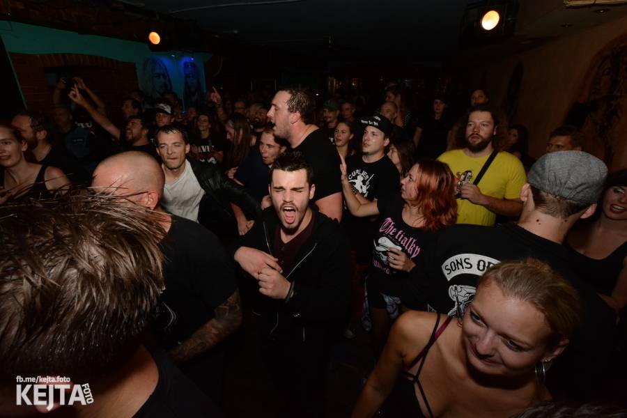 Pogo, punk a rock'n'roll: The Fialky a N.V.Ú. ve Vagonu