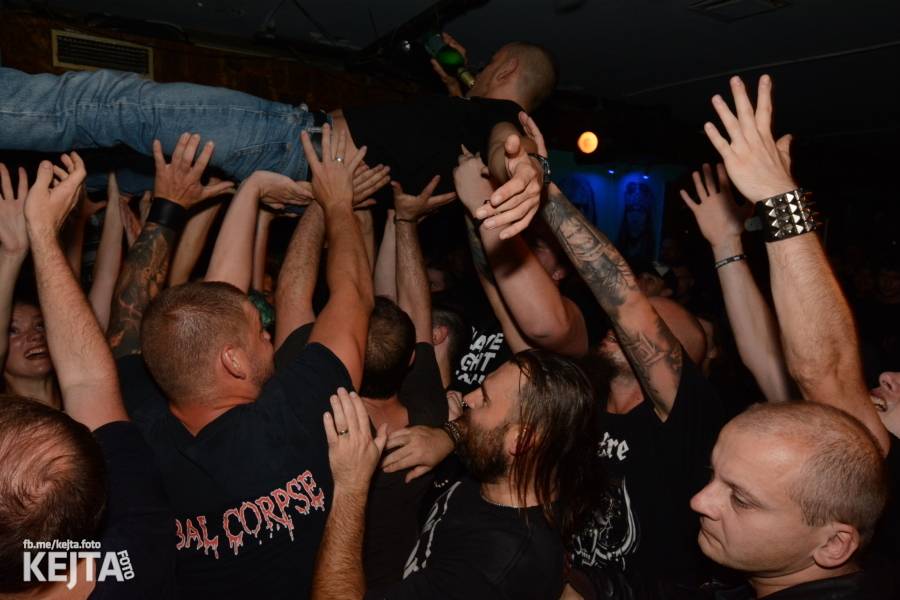 Pogo, punk a rock'n'roll: The Fialky a N.V.Ú. ve Vagonu