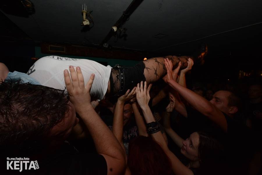 Pogo, punk a rock'n'roll: The Fialky a N.V.Ú. ve Vagonu