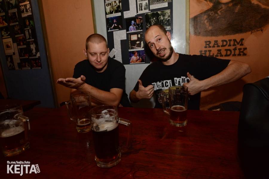 Pogo, punk a rock'n'roll: The Fialky a N.V.Ú. ve Vagonu