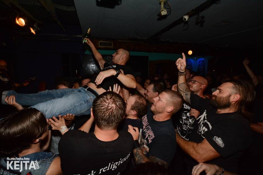 Pogo, punk a rock'n'roll: The Fialky a N.V.Ú. ve Vagonu