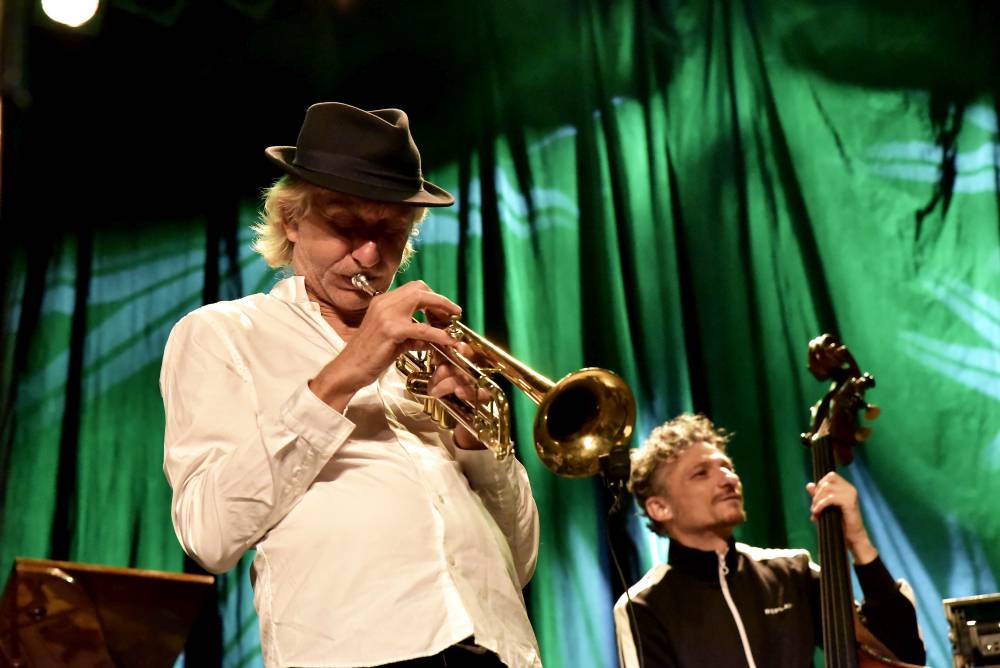 Jazzový trumpetista Erik Truffaz a rapper Nya strhli publikum v pražské Akropoli